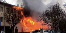 Italia, palazzo in fiamme in pieno centro: dentro 11 famiglie