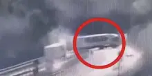 Dramma in autostrada, due tir contromano: le immagini terrificanti