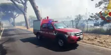 Fiamme alte e fumo all’ingresso dell’aeroporto italiano: l’incendio improvviso, caos totale