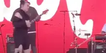 Tensioni durante il concerto, la cantante lascia il palco piangendo: cos’è successo