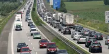Caldo atroce, in autostrada è allarme per l’asfalto: “Gravissimo”. Tutto chiuso, code chilometriche