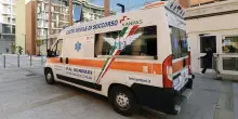 Bimbo travolto da un’auto, impatto violentissimo: scena spaventosa, sbalzato via