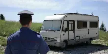 Passavano di lì, poi la scoperta terrificante: giovane trovato così, è tragedia