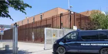 Cellulari, droga e agenti corrotti: bufera nel carcere di Prato. Coinvolti quattro agenti