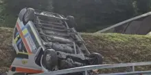 Ambulanza carica si ribalta, scena da panico: il dramma in pochi secondi