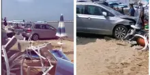 Follia sulla spiaggia italiana: auto impazzita travolge sdraio e investe le persone