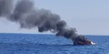 ITALIA – Urla e panico in mare, incendio divora la barca: uomo a bordo, spaventoso