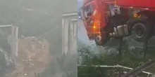 Il ponte crolla, camion sospeso nel vuoto: macchine precipitate giù