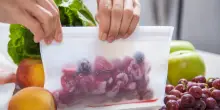 Congelare la frutta? Sì, si può: ecco come farlo nel modo corretto