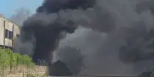 Incendio in Italia, colonna di fumo altissimo. Paura tra i cittadini