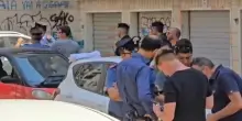 Spari in pieno giorno tra i passanti, finisce in tragedia: ucciso nella sua auto