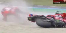 Caduta shock in MotoGP: pilota a terra, poi succede l’incredibile