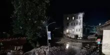 Frana in Italia: case isolate e statale interrotta, persone bloccate negli edifici