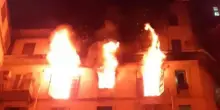 Incendio mostruoso in un appartamento, la donna si getta dal balcone: ora la testimonianza shock