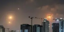 “Stanotte può cambiare tutto”: l’Iran colpisce basi Usa, così cresce il rischio di un conflitto globale