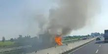 Fiamme altissime in autostrada, circolazione interrotta e vigili del fuoco sul posto