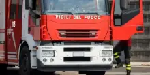 Incendio in Italia, colonna di fumo visibile a chilometri di distanza. Cosa è successo