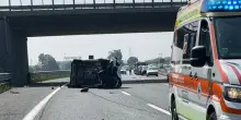 Impatto devastante sull’autostrada: ambulanza contro tir, è una strage
