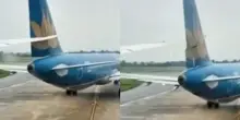 Scontro tra due aerei durante il decollo, immagini da brividi. Un disastro (VIDEO)