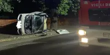 Auto si ribalta, 4 giovanissimi in codice rosso: la verità shock sull’incidente