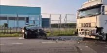 Madre di 2 bimbi muore nello schianto spaventoso: il marito l’ha scoperto così