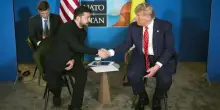 Zelensky cambia abito, ma non divisa. La diplomazia visiva del presidente ucraino tra guerra e rappresentanza