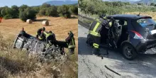 Frontale spaventoso, auto vola nei campi: la morte in un attimo. 4 persone a bordo