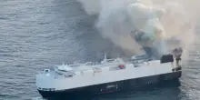 Incendio devastante, nave enorme affonda in pieno oceano: VIDEO da brividi