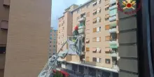 Palazzina in fiamme: decine di persone dentro, anche bambini e disabili