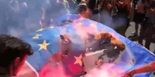 Le bandiere bruciate e la cecità ideologica di chi odia l’Europa (e Israele)