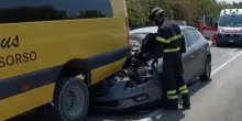 Schianto tremendo, auto contro scuolabus: bambini coinvolti