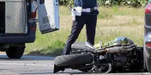 Impatto violentissimo, non l’ha vista: 16enne la travolge mentre cammina. Poi la scoperta atroce