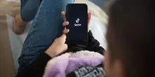 Picchia la compagna in diretta su TikTok, interviene la polizia