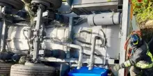 Tir si ribalta, è dramma in autostrada: traffico in tilt per chilometri
