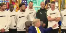 Trump parla di guerra e atleti transgender davanti alla Juventus: imbarazzo nello Studio Ovale