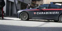 “L’ha colpita con un’accetta”. Orrore disumano in Italia: la follia in casa, poi la fuga
