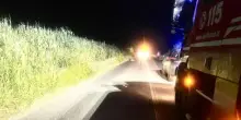 Travolto nella notte mentre spingeva la moto: vicesindaco ucciso da un’auto pirata