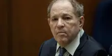 Weinstein, verdetto diviso al secondo processo: colpevole di un’aggressione, assolto da un’altra, stallo sullo stupro