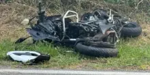 “Falciati da un’auto”. Incidente mortale in moto, fine tragica: “Erano in gita”