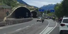 Paura in Italia, bambino corre a zig zag tra le auto in mezzo alla statale. La scoperta shock: “Stava fuggendo”