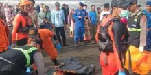 Traghetto affonda con decine di persone a bordo: è una strage