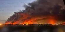 Kiev sotto attacco per sette ore: edifici in fiamme. Missili e droni russi colpiscono ancora