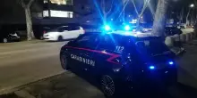 Accoltellato dal figlio adottivo: tragedia familiare in Italia