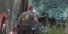 Schianto improvviso. Bus elettrico fuori strada, come è potuto succedere