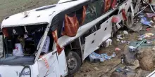 Autobus si ribalta, decine di morti e feriti: la strage nella scarpata