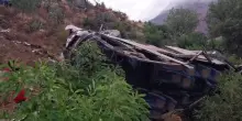 Velocità spaventosa, autobus precipita nello strapiombo: è strage. Il volo impressionante di 50 metri