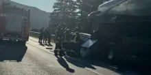 Schianto sulla statale tra auto e bus, scena atroce: ci sono vittime