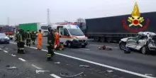 Macchina contromano in autostrada, è una strage: 4 morti e una ferita grave dopo lo scontro frontal
