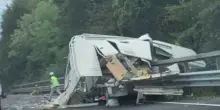 “Caos totale”. Terribile incidente, camper si schianta contro la carreggiata. Traffico in tilt
