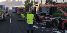Incidente sull’A1 tra tir e auto: cabina sospesa sulla scarpata, traffico in tilt